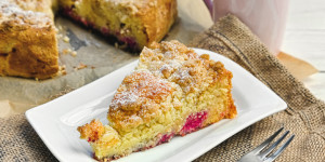 Beitragsbild des Blogbeitrags Himbeer Streuselkuchen, einfach saftig und echt schmackhaft, optimal für Kaffeerunden!