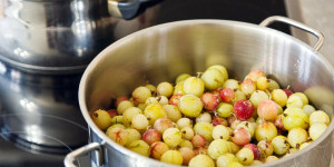 Beitragsbild des Blogbeitrags Fotostrecke Stachelbeer Marmelade mit Beeren aus dem Froster, Genuss in Bildern!