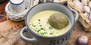 Beitragsbild des Blogbeitrags Knoblauchcreme Suppe mit Leberknödel, ungewöhnlich aber es schmeckt in 30 Min.