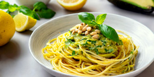 Beitragsbild des Blogbeitrags Spaghetti Avocado Zitrone, die absolut frische und fruchtige Pasta, fertig in 25 Minuten! 