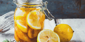 Beitragsbild des Blogbeitrags marokkanische Salzzitronen, absolut delikat, ohne Reifezeit fertig in 15 Min. Zeit bringts!