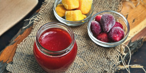 Beitragsbild des Blogbeitrags Fotostrecke Erdbeer Mango Marmelade mit Früchten aus dem Froster, Genuss in Bildern!