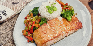 Beitragsbild des Blogbeitrags Teriyaki Lachs mit Gemüse und Reis, schmeckt, fertig in 30 Minuten, besser gehts nicht!