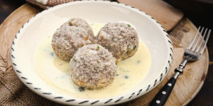 Beitragsbild des Blogbeitrags Königsberger Klopse, unser Versuch des deutschen Klassikers, fertig in 50 Minuten!