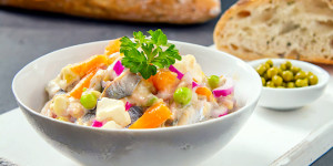 Beitragsbild des Blogbeitrags Wiener Heringsschmaus, Genuss mit Fisch und Gemüse, ganz einfach gemacht!
