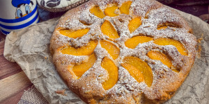 Beitragsbild des Blogbeitrags Versunkener Pfirsich Kuchen – wenn die Frau der Backsucht verfällt, fertig in 60 Minuten! 