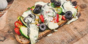 Beitragsbild des Blogbeitrags Veggie Brot überbacken, Gemüse, knuspriges Brot, Genuss in 20 Minuten auf dem Teller!