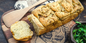 Beitragsbild des Blogbeitrags Kräuter Zupfbrot, ein sehr schmackhaftes und würziges Brot, absolut genial, schmeckt super! 