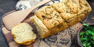 Beitragsbild des Blogbeitrags Kräuter Zupfbrot, ein sehr schmackhaftes und würziges Brot, absolut genial, schmeckt super!