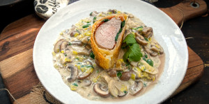 Beitragsbild des Blogbeitrags Filet Spinat Schinken Blätterteig Mantel mit Pilz Lauch Soße, wahnsinnig schmackhaft! 