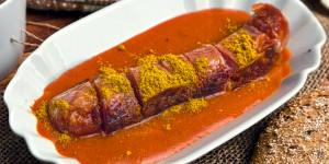 Beitragsbild des Blogbeitrags Curry Käsekrainer, würzige Wurst mit genialer Currysoße, selbst gemacht in 30 Minuten