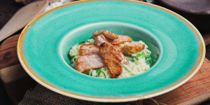 Beitragsbild des Blogbeitrags Bärlauch Risotto mit Sur-Karree Streifen, in 40 Minuten auf dem Teller, einfach schmackhaft!