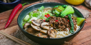Beitragsbild des Blogbeitrags Miso Nudeln mit Hackfleisch, schnell, schmackhaft, fertig in 25 Minuten, genial gut!