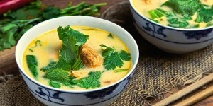 Beitragsbild des Blogbeitrags Pak Choi Kokos Suppe vom Huhn, aromatisch, schmackhaft, fertig in 25 Minuten! 