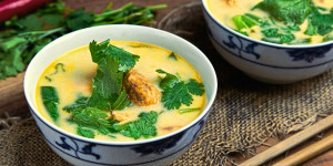 Beitragsbild des Blogbeitrags Pak Choi Kokos Suppe vom Huhn, aromatisch, schmackhaft, fertig in 25 Minuten!