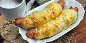 Beitragsbild des Blogbeitrags Würstchen im Pizzateig, der perfekte Snack für jede Gelegenheit, fertig in 20 Minuten!