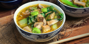 Beitragsbild des Blogbeitrags vegane Miso Suppe mit Tofu, viel Gemüse, viel Geschmack, einfach in 25 Minuten gekocht! 