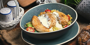 Beitragsbild des Blogbeitrags Couscous Salat mit Huhn und säuerlicher Soße, einfach wunderbar, fertig in 30 Minuten!
