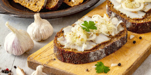 Beitragsbild des Blogbeitrags Schmalzbrot mit Zwiebel und Knoblauch, ein Klassiker der Wiener Heurigenkultur, so gut!