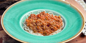 Beitragsbild des Blogbeitrags Spaghettini Bolognese asiatisch verfeinert, Crossover Küche 2.0 einfach auf den Tisch!