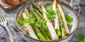 Beitragsbild des Blogbeitrags Spargel Salat grün-weiß, so schmeckt es wunderbar, einfach in 15 Minuten serviert! 