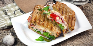 Beitragsbild des Blogbeitrags Black Power Sandwich, Bauerntoast deluxe, so schmeckt Toast, in 15 Minuten fertig