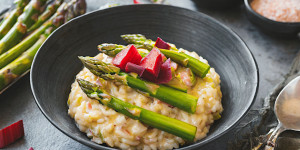 Beitragsbild des Blogbeitrags Rhabarber Risotto mit grünem Spargel, einfach gemacht, perfekt kombiniert!
