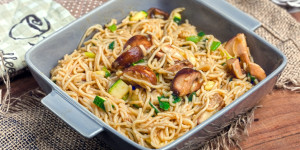 Beitragsbild des Blogbeitrags gebratene Nudeln mit Pilzen, wenn Nudeln übrig bleiben, 100% the best vom Rest!