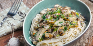 Beitragsbild des Blogbeitrags Spaghettini mit Pilzen, wahrscheinlich die schnellste Soße der Welt, in 25 Minuten fertig!