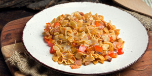 Beitragsbild des Blogbeitrags Speck Paprika Fleckerl, einfach eine schnelle Pasta gezaubert, in 25 Minuten auf dem Tisch!