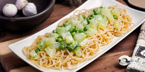 Beitragsbild des Blogbeitrags Kohlrabi Pasta mit Erbsen, Genuss mit Gemüse, fertig in 25 Minuten! Schmackhaft!