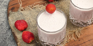 Beitragsbild des Blogbeitrags Erdbeer Kefir, ein Genuss für jede Tageszeit, fertig in 10 Minuten, ganz einfach!