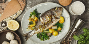 Beitragsbild des Blogbeitrags Goldbrasse mit Kürbiskern Pesto, gebratener Fisch in nur 40 Minuten fertig, absolut gut! 