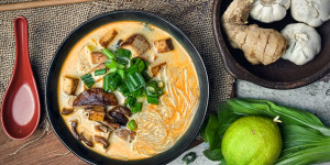 Beitragsbild des Blogbeitrags Glasnudel Kokos Suppe, die vegane Mahlzeit, einfach in 25 Minuten fertig, es schmeckt!