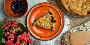 Beitragsbild des Blogbeitrags Blaubeerkuchen mit Streusel, optimal zum Kaffee, 100% Genuss mit Knuspereffekt!