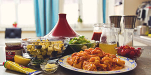 Beitragsbild des Blogbeitrags Tajine, 10 Dinge die man über den Topf wissen sollte, einfach informiert auf unsere Art