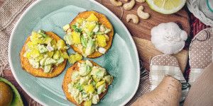 Beitragsbild des Blogbeitrags Süßkartoffel Avocado Salsa, 100% Genuss, Kartoffel, frische Salsa, einfach schmackhaft!