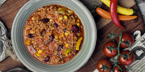 Beitragsbild des Blogbeitrags Chili Con Carne Eintopf, auf unsere Art in 30 Minuten ganz einfach, Genuss aus dem Topf