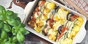 Beitragsbild des Blogbeitrags Kartoffel Gemüse Auflauf, fertig in 45 Minuten, vegetarisch genießen, ganz einfach gemacht! 