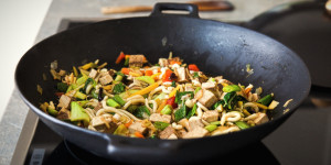 Beitragsbild des Blogbeitrags Udon Gemüse Wok mit Tofu, fertig in 20 Minuten, veganer Genuss für alle Tage!