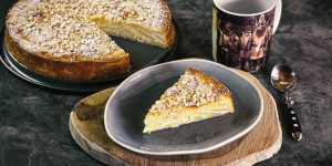 Beitragsbild des Blogbeitrags Birnenkuchen mit Mandeln, fertig in 60 Minuten, einfach und optimal zu Kaffee!