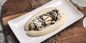 Beitragsbild des Blogbeitrags Bananensplit, der Eisklassiker schlecht hin, von den 70ern bis heute bei allen beliebt!