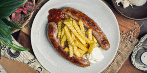 Beitragsbild des Blogbeitrags Bratwurst mit Pommes rot/weiß, der Klassiker, einfach gekocht mit dem Supermarkt!