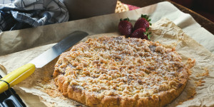Beitragsbild des Blogbeitrags Erdbeer Streusel Kuchen, hell & dunkel marmoriert, die süße Verführung, echt saftig!