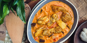 Beitragsbild des Blogbeitrags Melanzani – Kokos Curry mit Huhn, wahrlich ein Genuss, kitzelt den Gaumen!