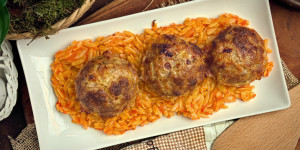 Beitragsbild des Blogbeitrags Griechische Fleischbällchen, Kritharaki, Tsatsiki, 3 Genussgaranten einfach kombiniert!