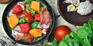 Beitragsbild des Blogbeitrags Melonensalat mit Oxymel, geht einfach und schnell von der Hand und schmeckt grandios