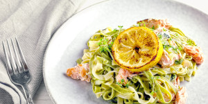Beitragsbild des Blogbeitrags Lachs Tagliatelle mit Austernpilzen und Pak Choi, einfach nur ein absoluter Genuss