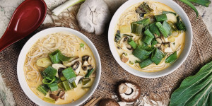 Beitragsbild des Blogbeitrags vegane Gemüse Curry Kokos Suppe, absolut geeignet für jede Jahreszeit, schnell gemacht