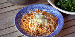 Beitragsbild des Blogbeitrags Spaghettini mit Tomaten Basilikum Pesto und Limette, absolut gut und einfach gemacht
